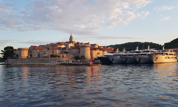 Manewrowy Chill Katamaranem